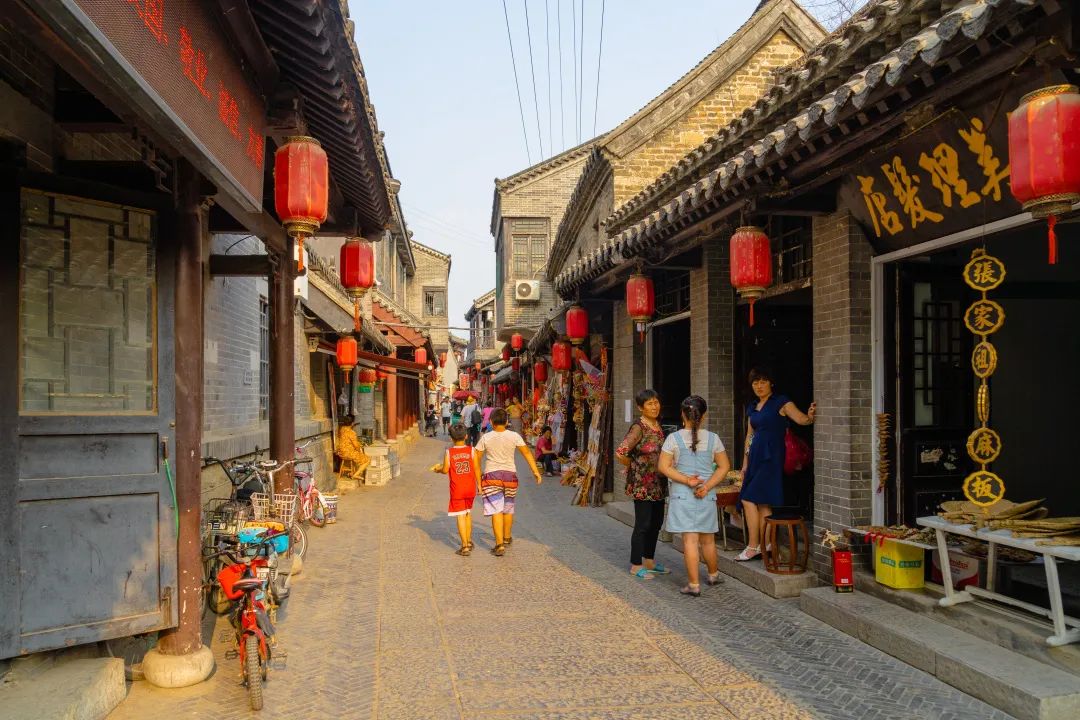 走進(jìn)南陽(yáng)古鎮(zhèn)，靜看搖櫓船，輕輕卷漣漪